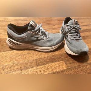 Size 8 Brooks shoes